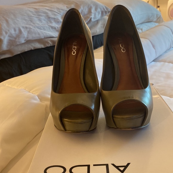 1 pair of green platform pumps only wore them twice. - Picture 2 of 2